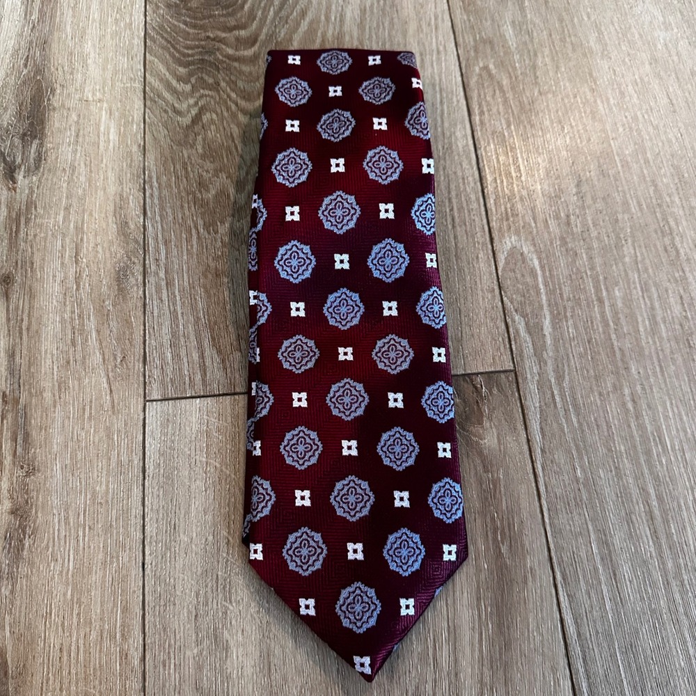 Montgomery Ward Mens Burgundy Geometric Medallion Polyester Necktie 4 Inch